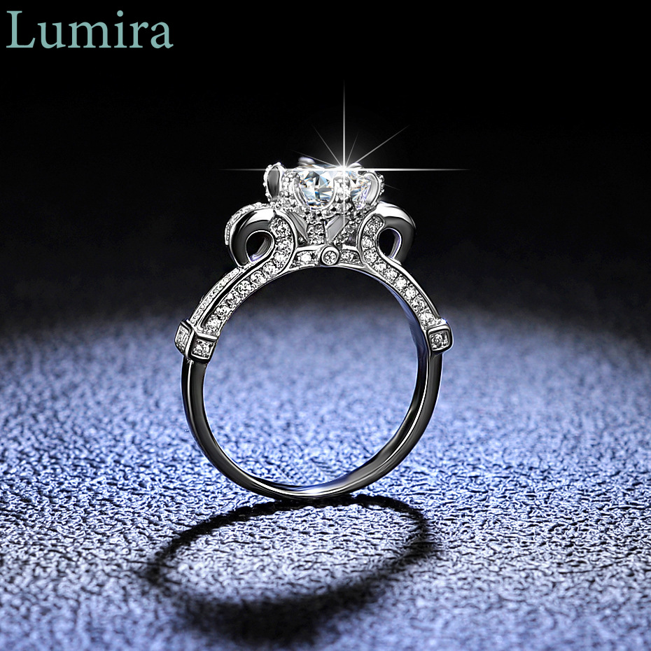 Moissanite Engagement Ring 1 Carat - ルミラ クラシック シックスプロング 1カラット モアサナイト フラワーリング