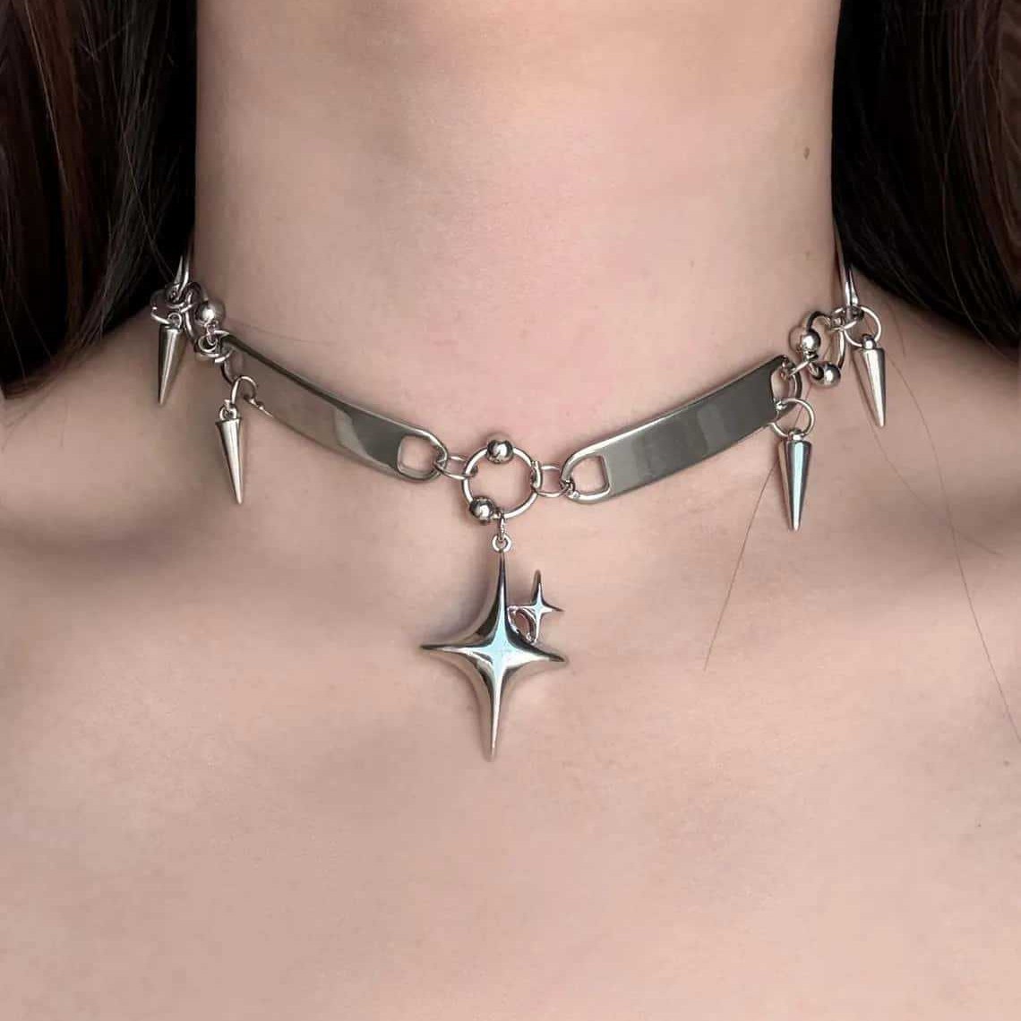 Goth Punk Spike Choker - パンクスターリベットチョーカー、ロックジュエリー、Y2kアクセサリー、ヒッピー、ゴス、デザインセンス、スパイク、クロススター、ノーズリングチャーム、女性用ネックレス