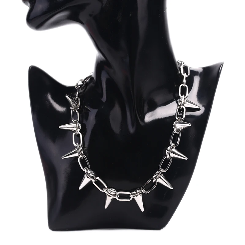 Goth Punk Spike Choker - ゴシックロック風、スパイクとリベットがあしらわれた、チェーンチョーカーのネックレス。パンクスタイルで、女性にぴったりのアクセサリー。