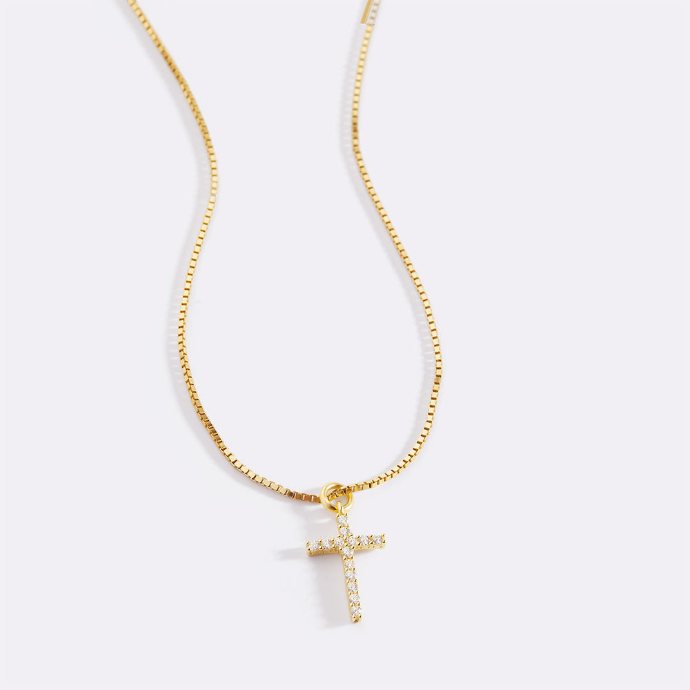 Cross Pendant Necklace Gold - ダイヤモンドパヴェのクロスネックレス。18Kゴールドメッキのチェーンを使用したカスタムメイドの高級ジュエリー。防水加工済み。女性へのクリスマスギフトに最適。