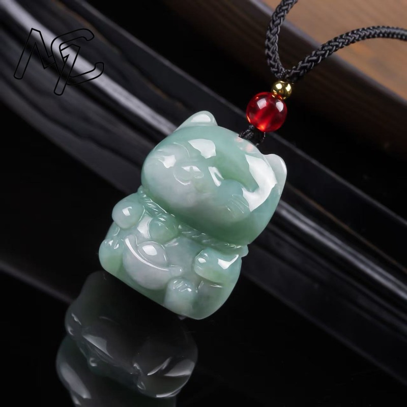 天然エメラルド翡翠の招き猫ペンダント ミャンマージェダイトネ - Necklaces のレビューと価格