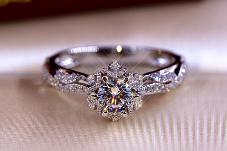 ホローフラワースター S925 スターリングシルバーリング  - Moissanite Engagement Ring 1 Carat のレビューと価格