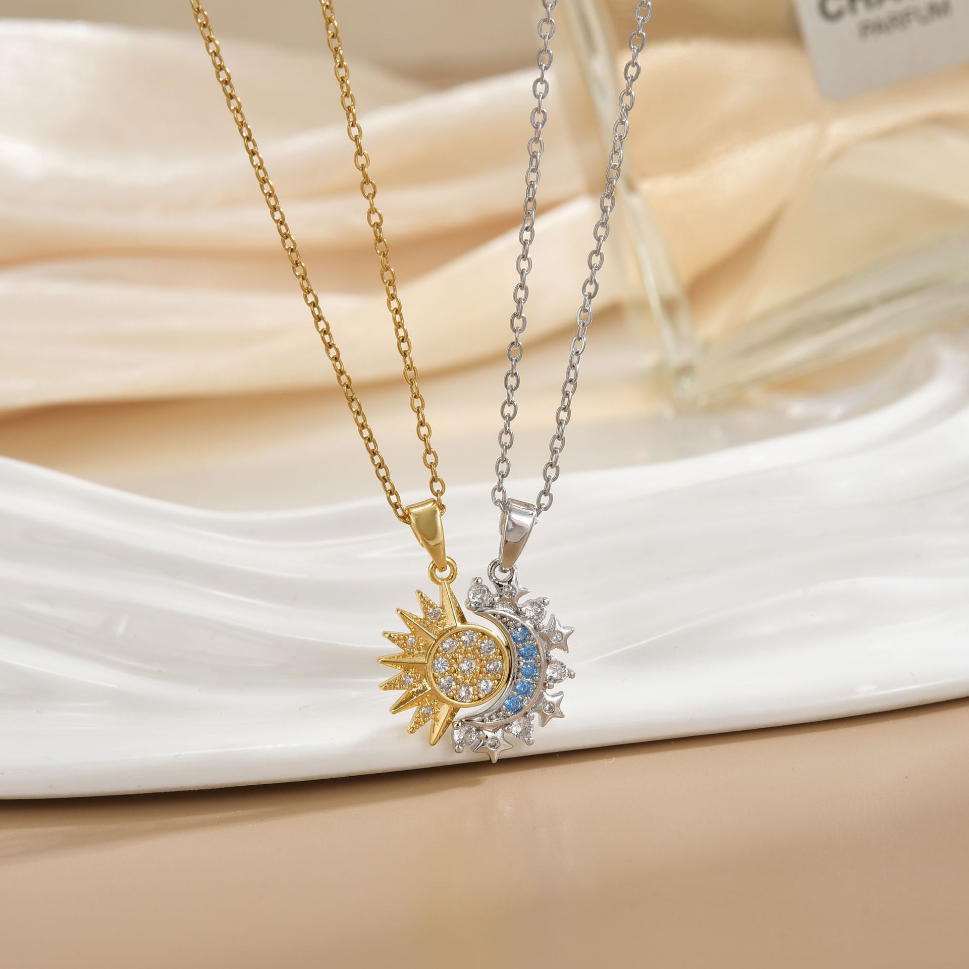 カップル向けマグネットネックレス 太陽と月 エンジェルハグ  - Magnetic Couple Matching Necklaces のレビューと価格