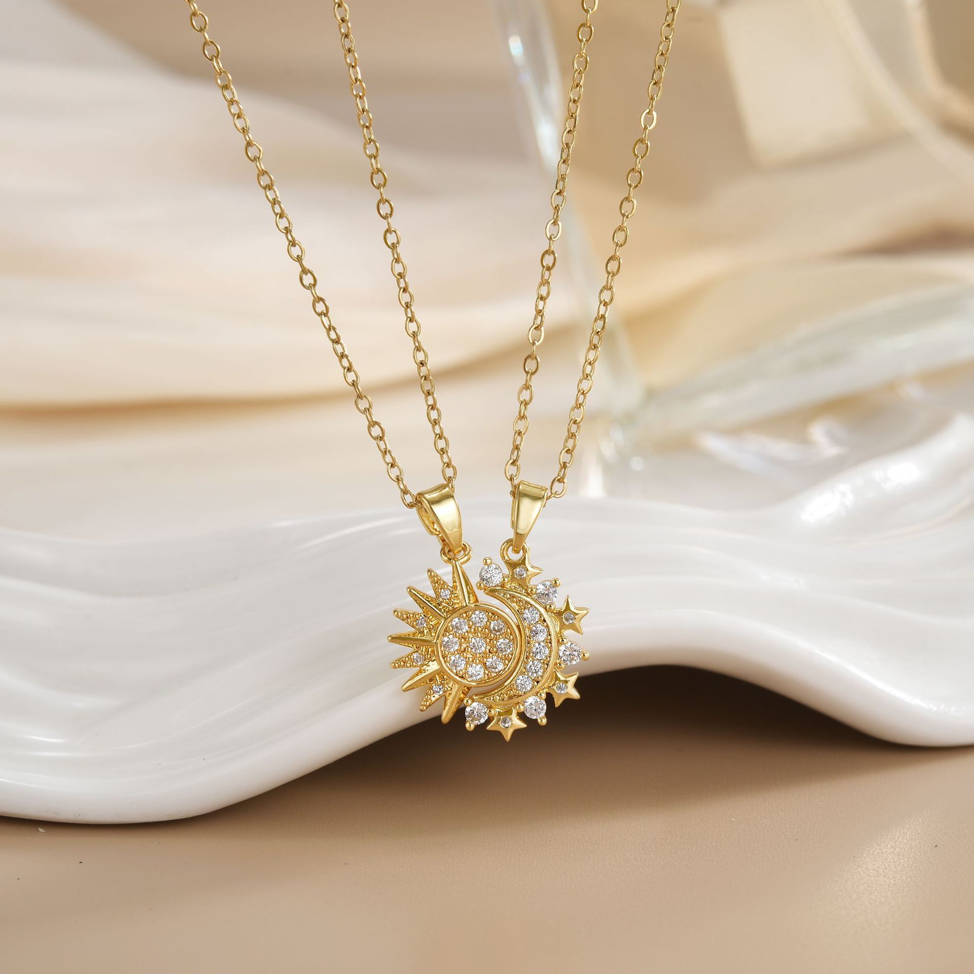 カップル向けマグネットネックレス 太陽と月 エンジェルハグ  - Magnetic Couple Matching Necklaces のレビューと価格