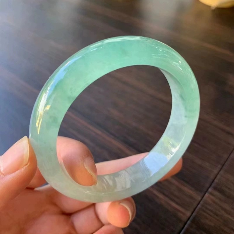 少女向けライトアイスジェイド、ビルマ産グリーン半透明ムーンラ - Bracelets のレビューと価格